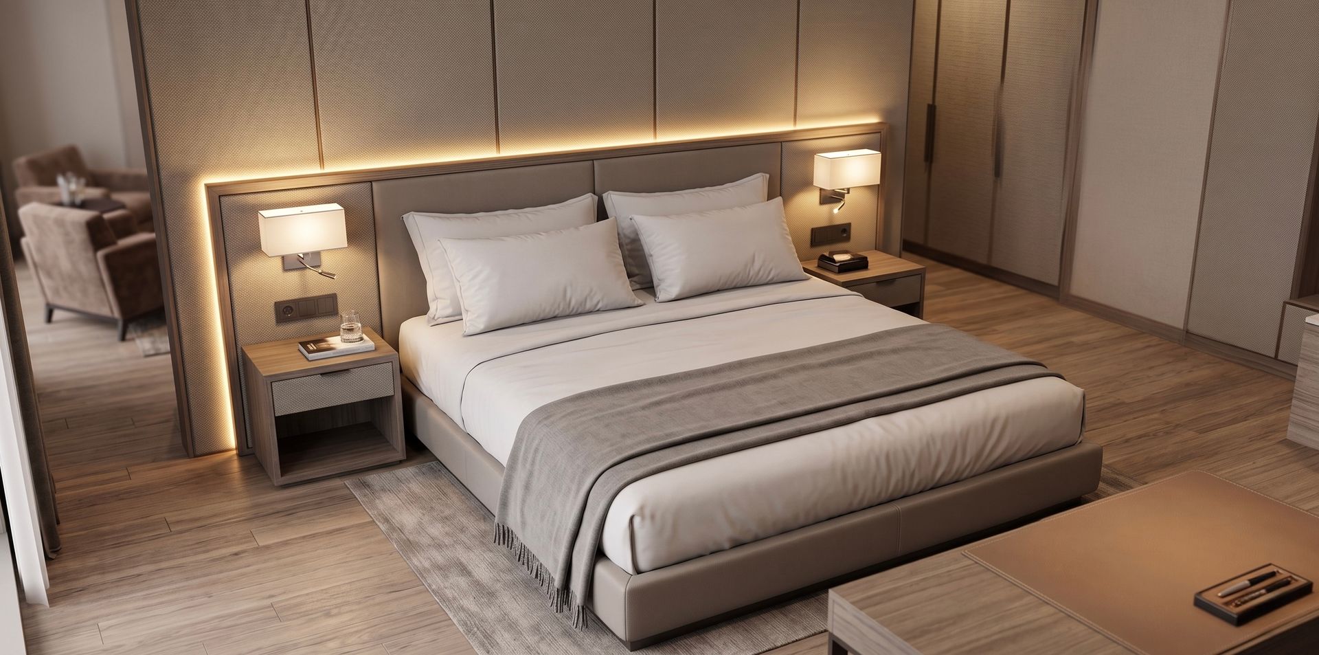 Vijfsterren hotelkamer met verlichte hoofdbordwand en warme materialisatie